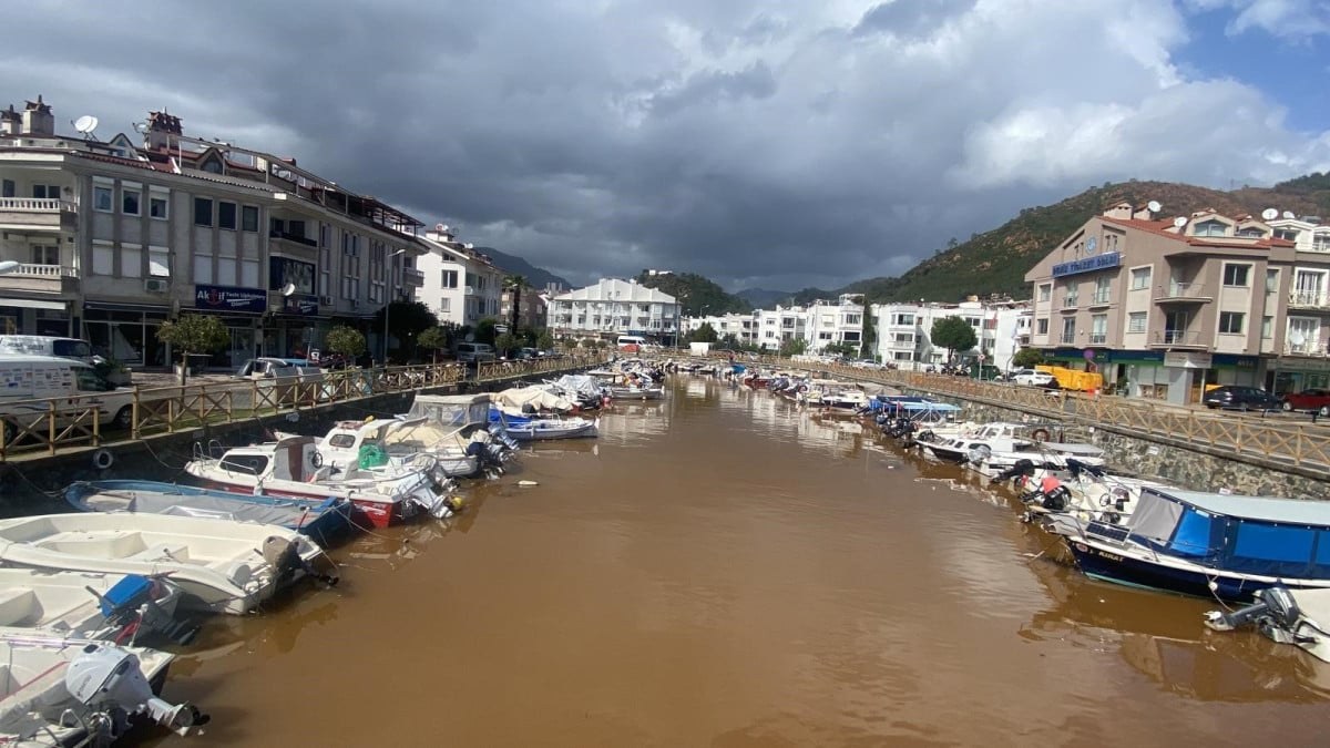 Marmaris'te sağanak yağış sonrası denizin rengi değişti
