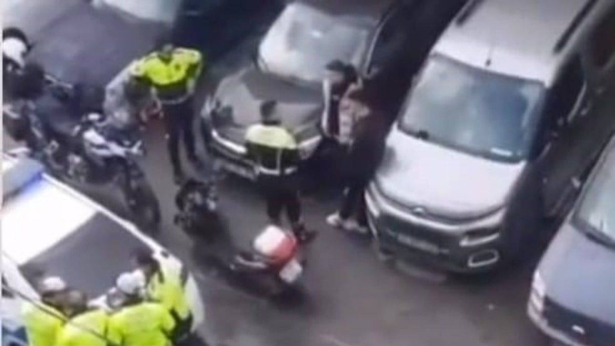 İzmir'de motosiklet sürücüsü çevirme yapan trafik polisine çarpıp kaçtı
