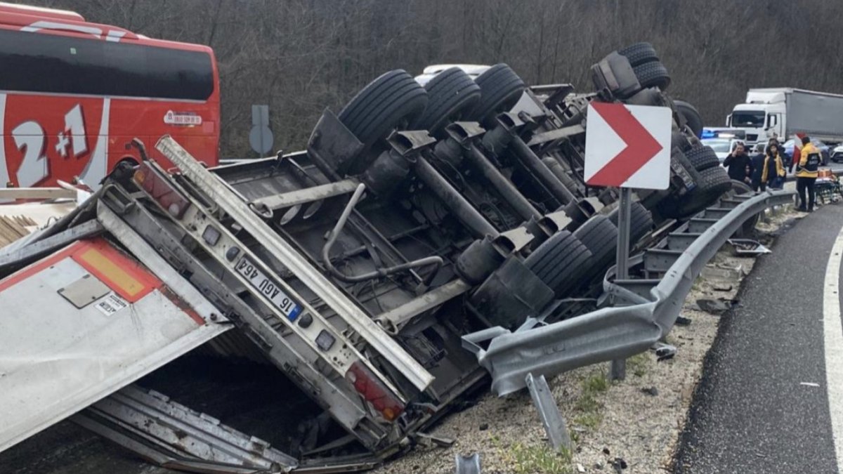 Bursa'da devrilen tırın sürücüsü hayatını kaybetti