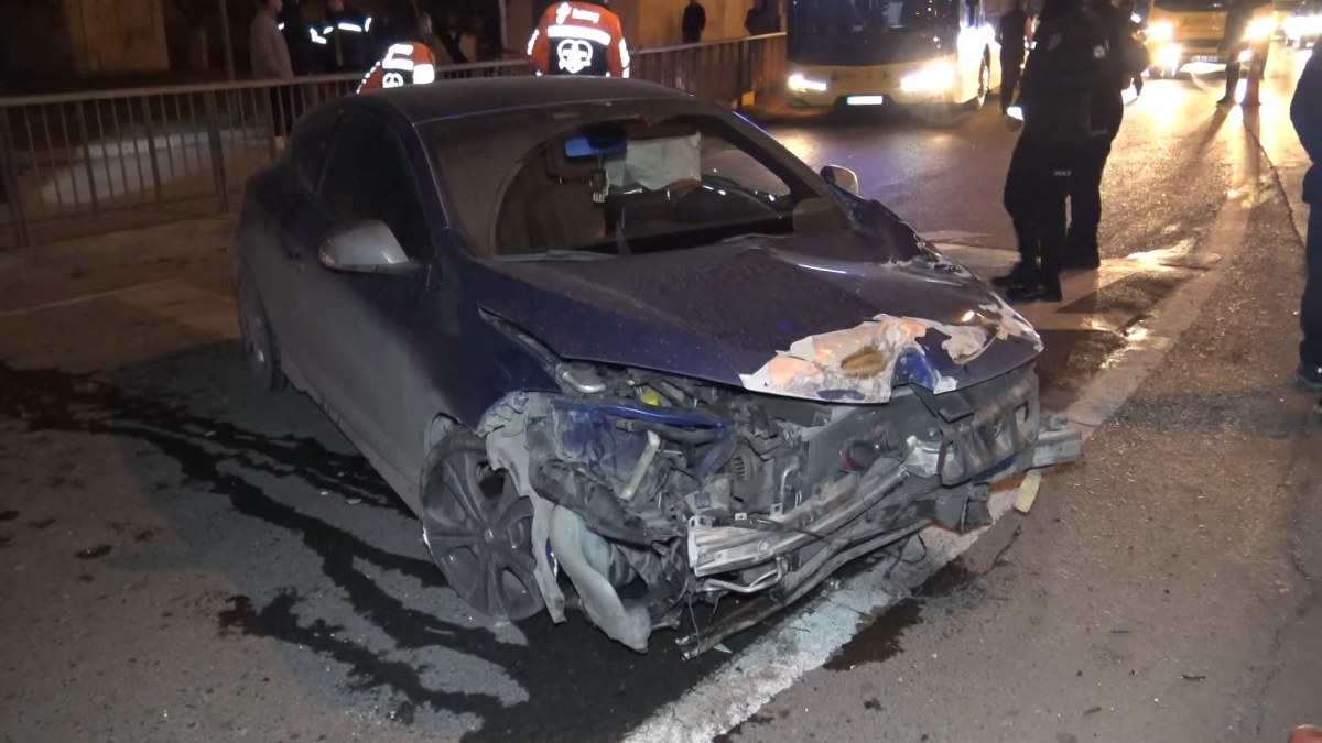 İstanbul Avcılar'da bariyerlere çarpan otomobilin sürücüsü öldü