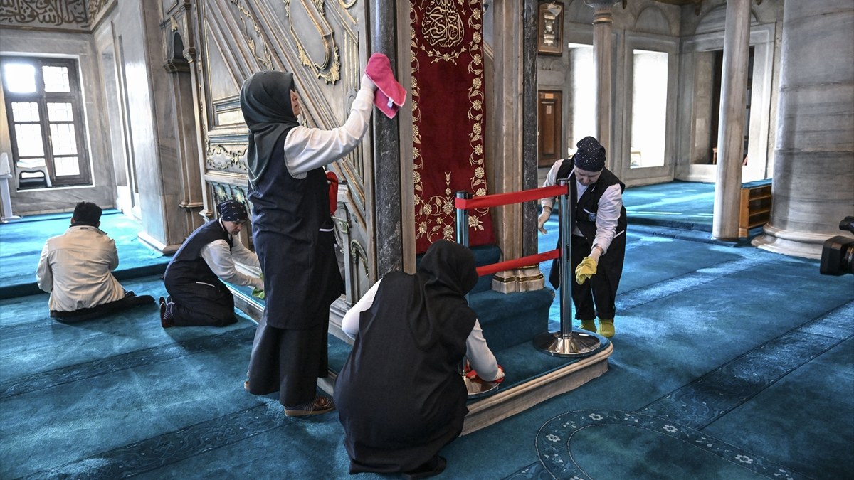 Eyüp Sultan Camii Ramazan için hazırlandı! Gül suyuyla temizlendi
