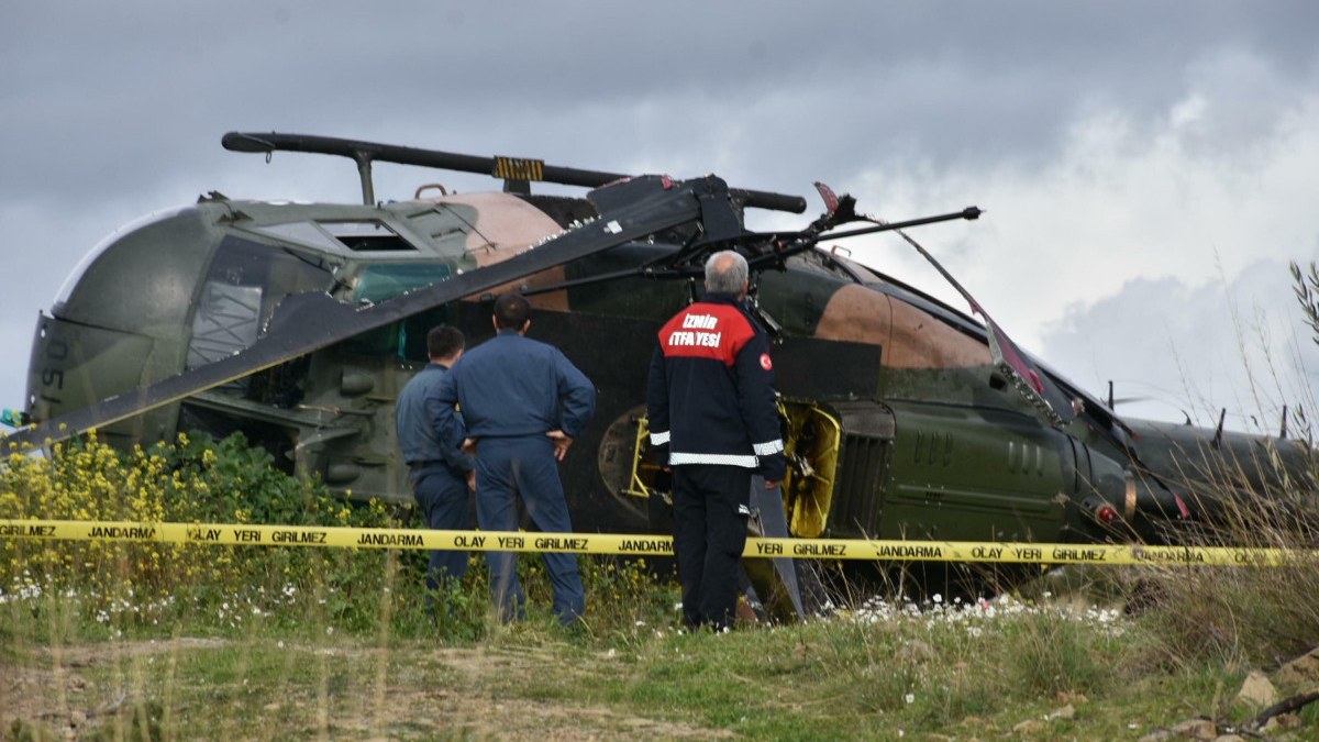 İzmir'de zorunlu iniş yapan askeri helikopter olay yerinden kaldırıldı