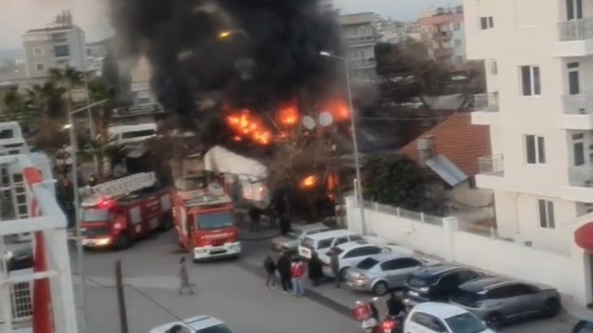 Antalya'da alev alev yanan gecekondu küle döndü