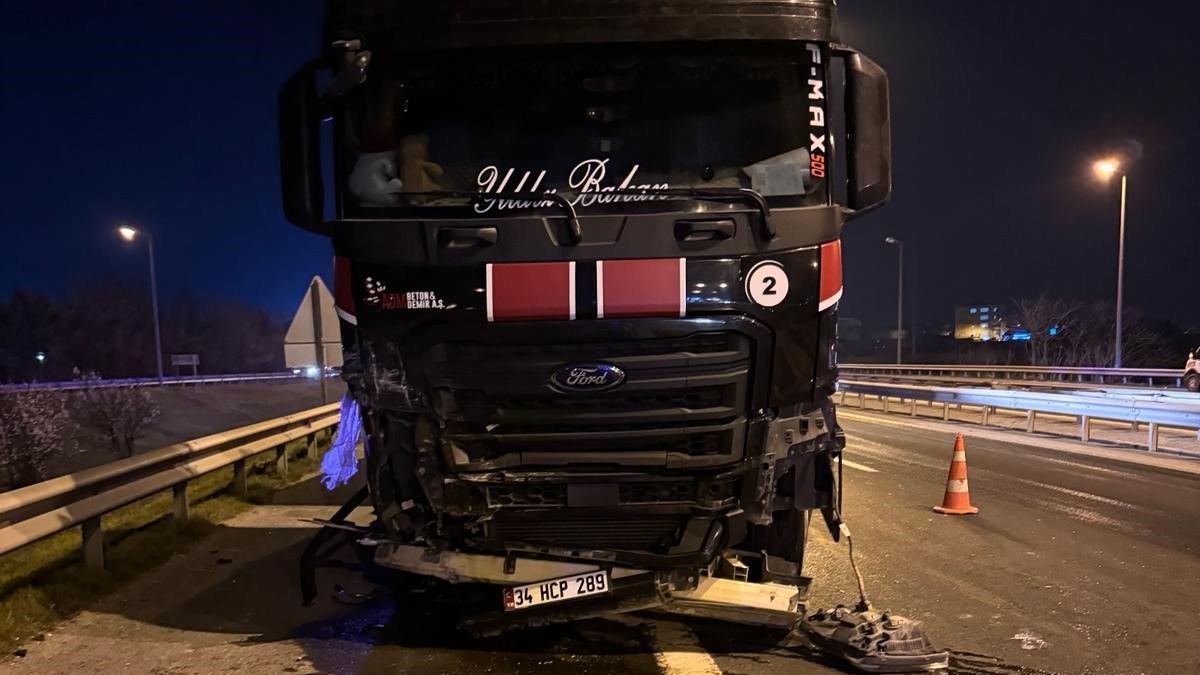 İstanbul'da hafriyat kamyonu ile otomobil çarpıştı: 5 yaralı
