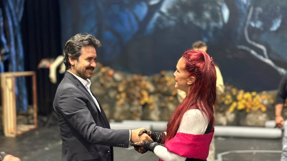Batuhan Mumcu, Antalya'da tiyatro sanatçılarıyla bir araya geldi