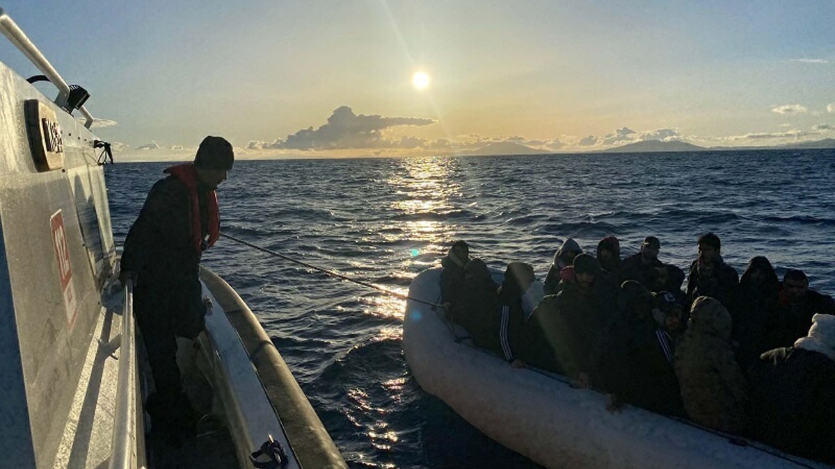 Muğla'da Yunanistan'ın ölüme terk ettiği 22 kaçak göçmen kurtarıldı