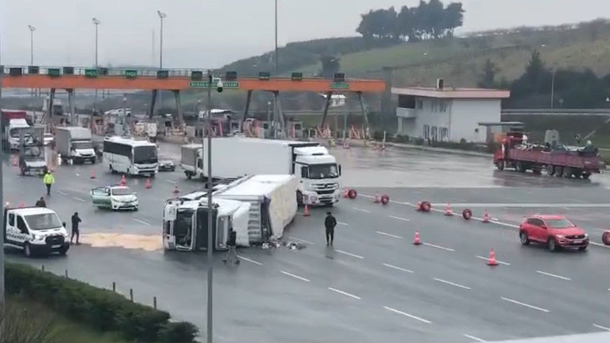 Bursa'da sürücüsünün direksiyon hakimiyetini kaybettiği tır devrildi