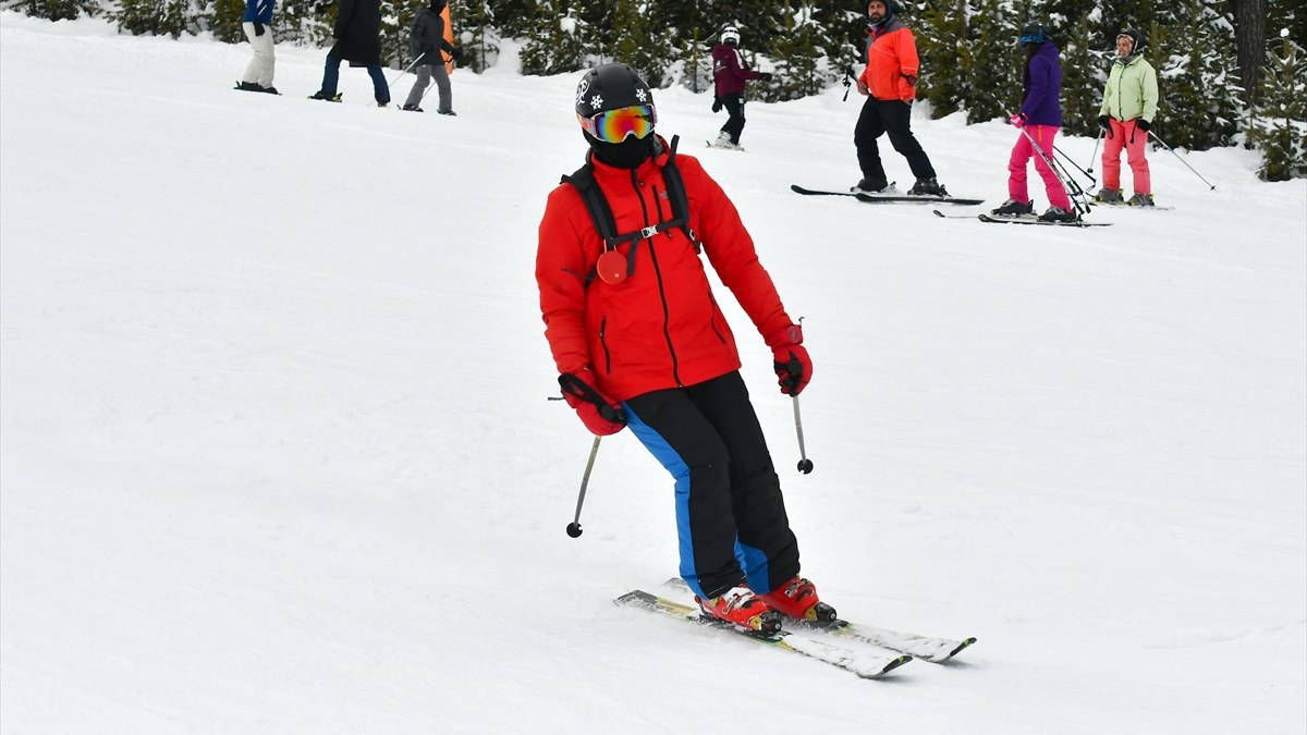 İlkbaharda kayak keyfi: Sarıkamış'ta turist hareketliliği yaşandı