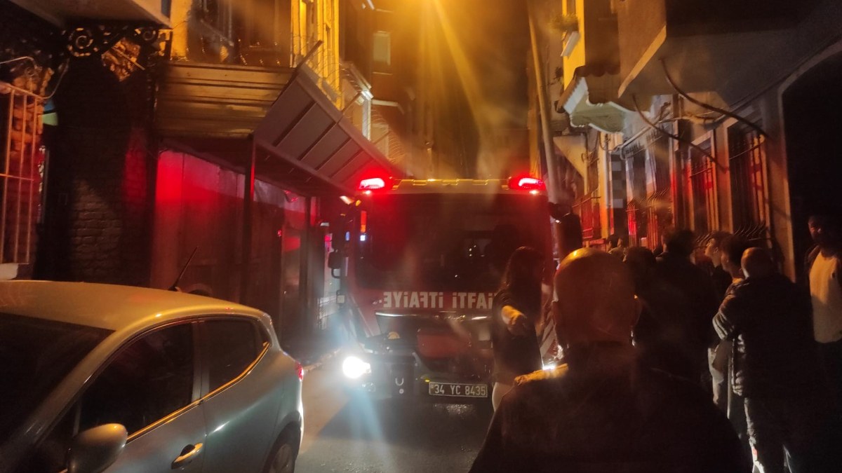 İstanbul'da 4 katlı bina alev alev yandı: 1 ölü