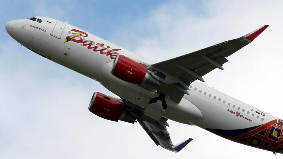 Endonezya'da şaka gibi olay: Pilotlar uçuş esnasında uyuyakaldı, uçak güzergahtan çıktı