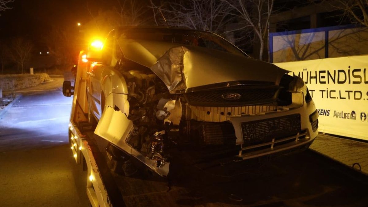 Nevşehir'de ağaca çarpan otomobilin sürücüsü yaralandı