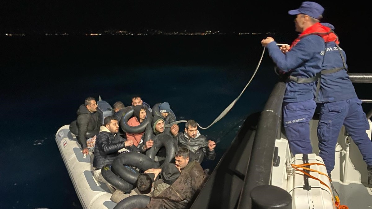 İzmir açıklarında 7'si çocuk 39 göçmen yakalandı