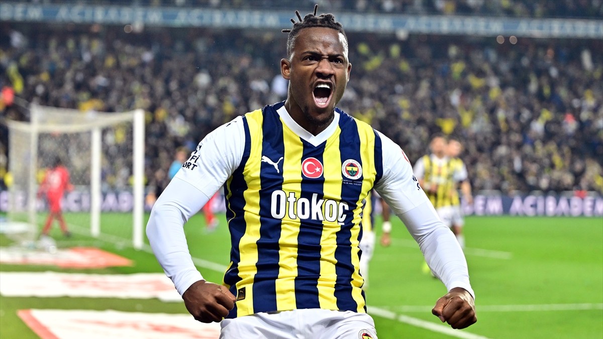 Fenerbahçeli futbolcular rakiplerden şikayetçi: Bize ayrı, Galatasaray'a ayrı oynuyorlar
