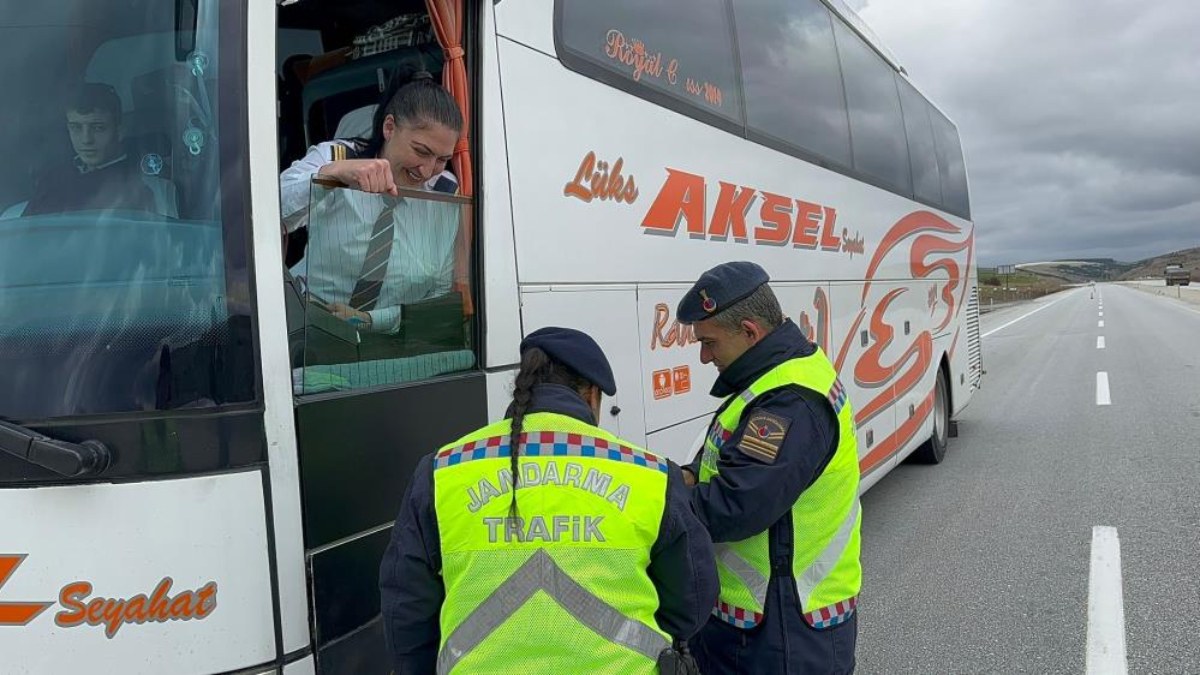 Afyonkarahisar'da kadın astsubay ile otobüs şoförünün karşılaşması ilginç anlara sahne oldu