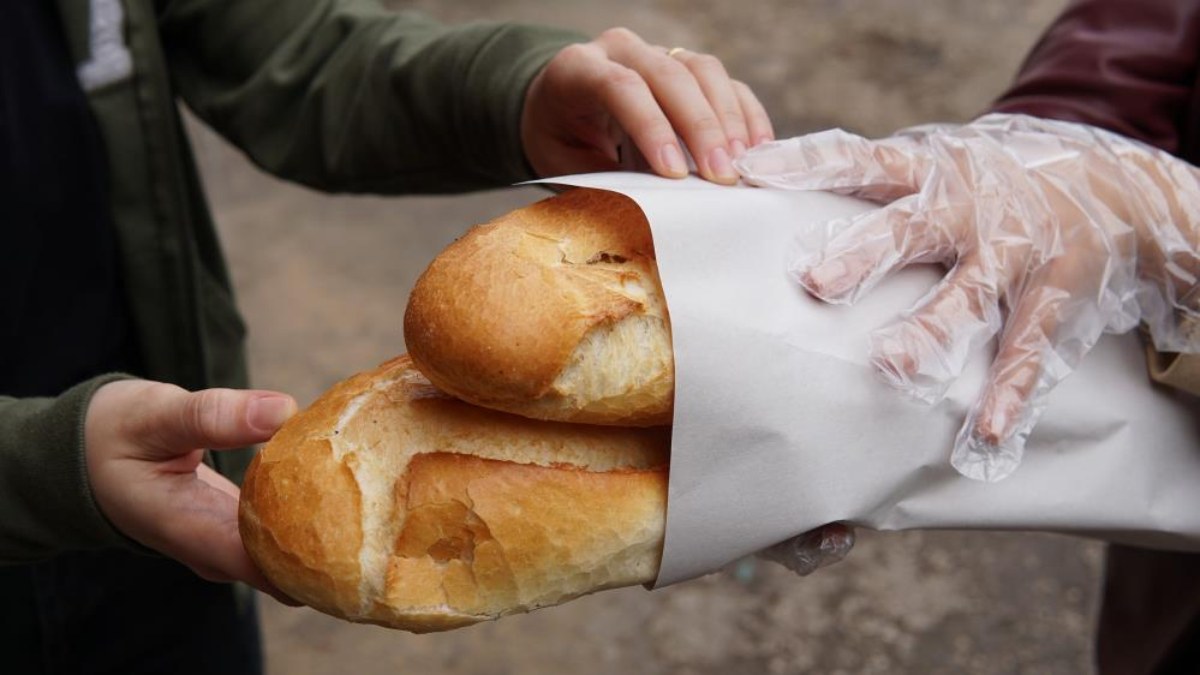 Tarsus'ta Ramazan'ın ilk günü ekmek 1 liradan verildi