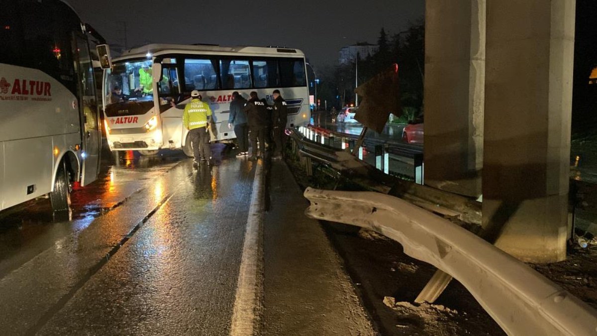 Kocaeli'de işçi servisinin bariyere çarptığı kazada 1 kişi yaralandı