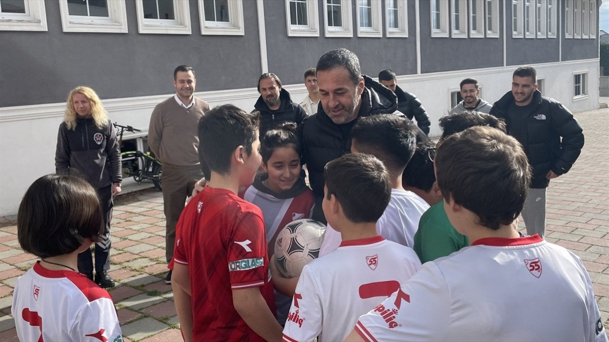 Boluspor'da Yalçın Koşukavak ve futbolcular öğrencilerle buluştu