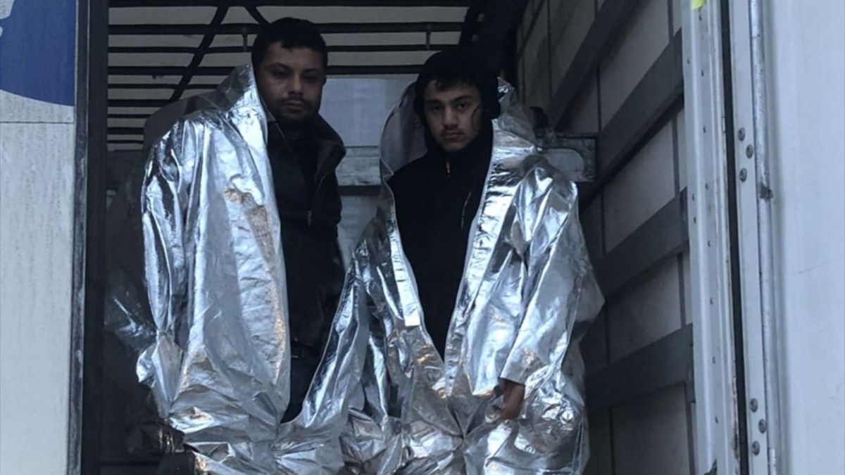 Edirne'de tırda alüminyum folyo kıyafetli 2 göçmen yakalandı