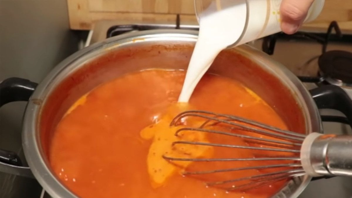 Domates çorbasına 1 bardak ekleyin, tam kıvamında oluyor
