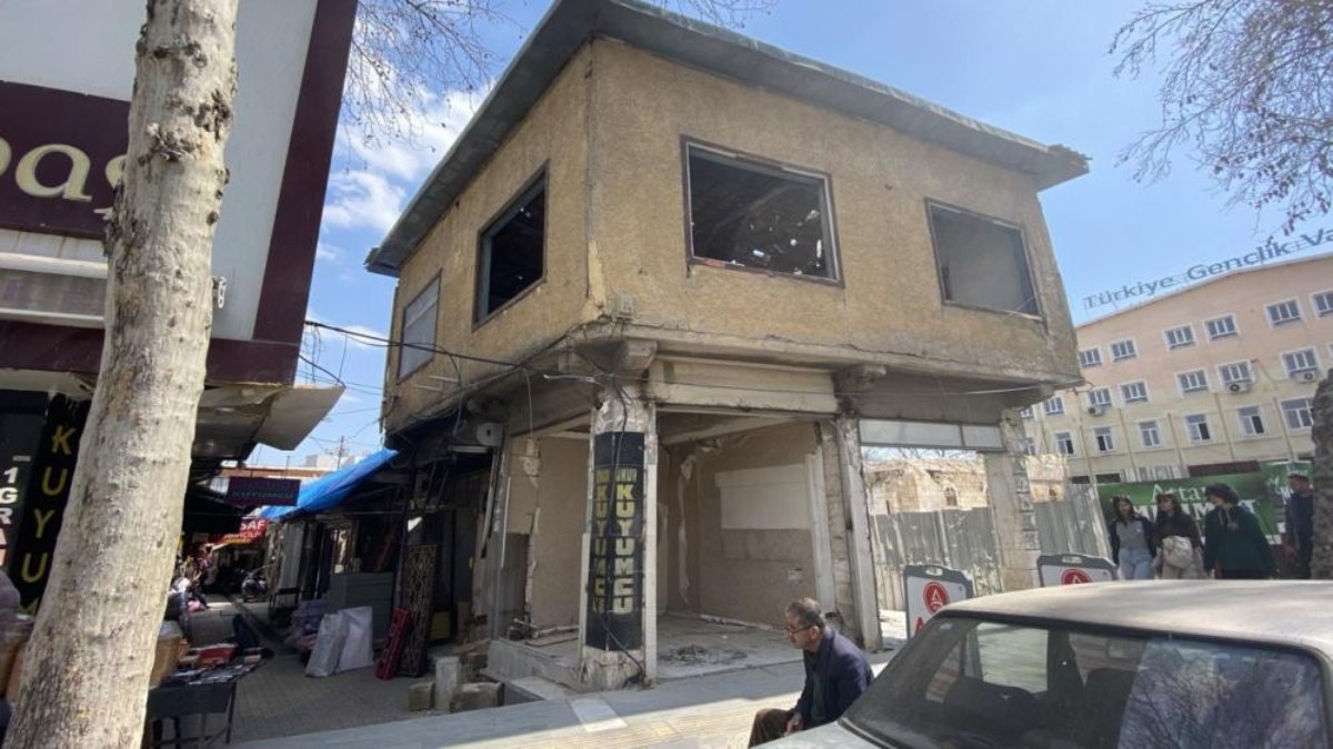Adıyaman'da depremde hasar alan yapı korku saçıyor!