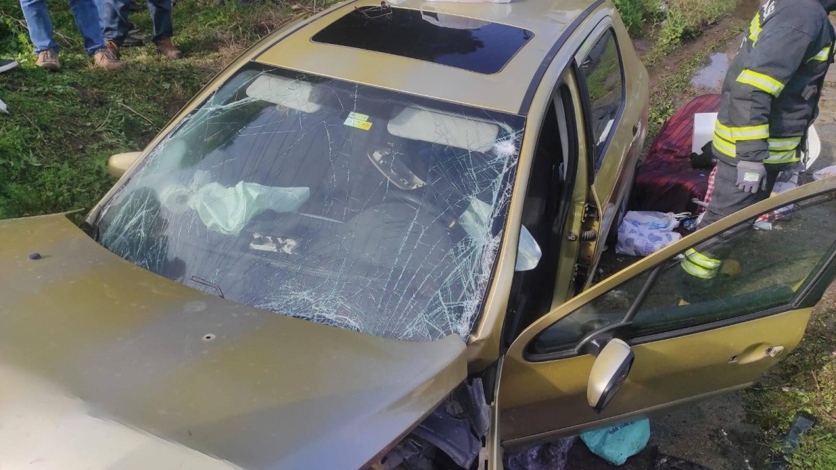 Manisa’da otomobil menfeze çarptı: 2 ağır yaralı