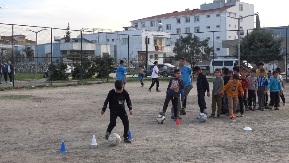 Osmaniye'de minik depremzedelere futbol eli