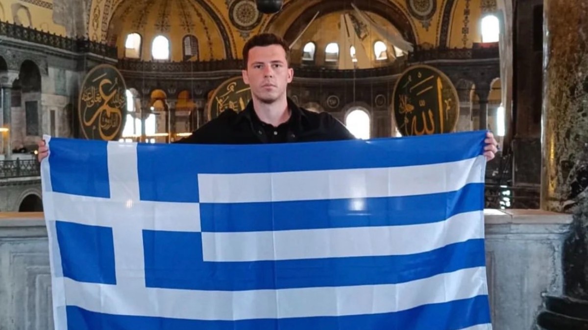Ayasofya Camii'nde Yunan turistten provokasyon: Bayrak açıp fotoğraf paylaştı