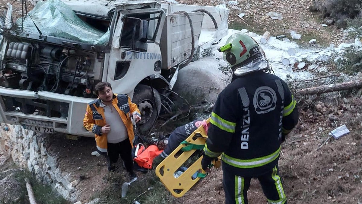 Denizli'de boya yüklü kamyonun şarampole yuvarlandığı kazada 1 kişi öldü