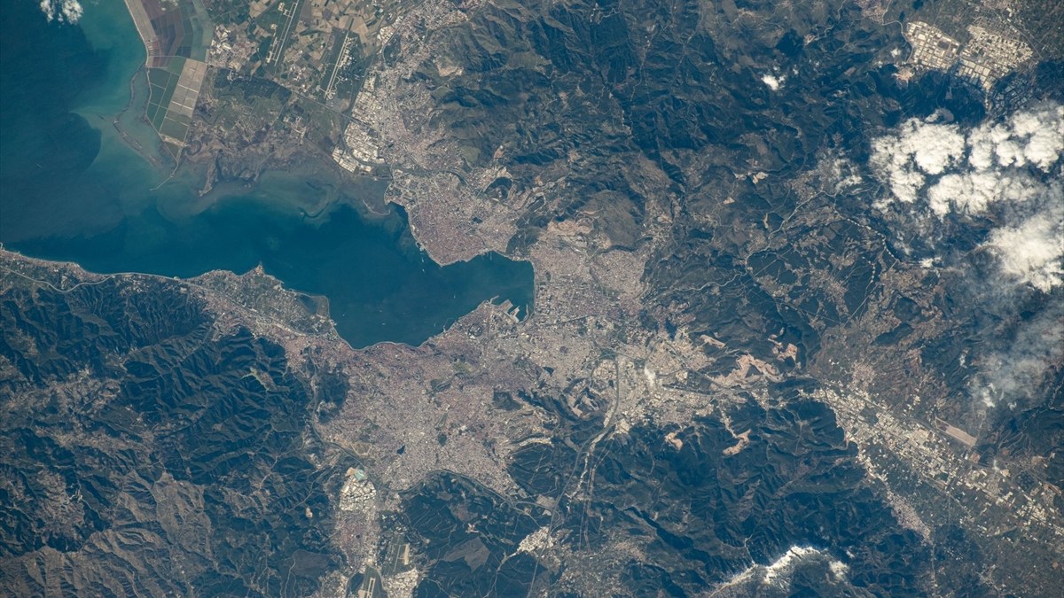 Alper Gezeravcı, İzmir'in uzaydan çekilen fotoğraflarını paylaştı