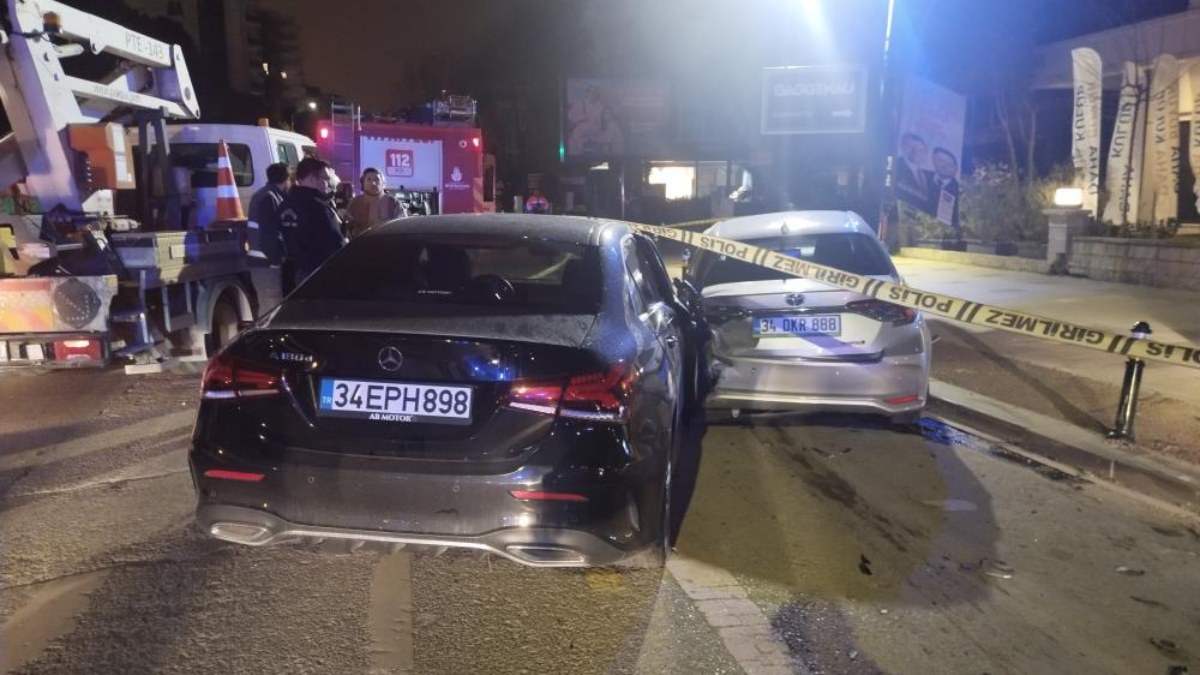 İstanbul Kadıköy'de park halindeki araca çarpan otomobildeki 2 kişi yaralandı