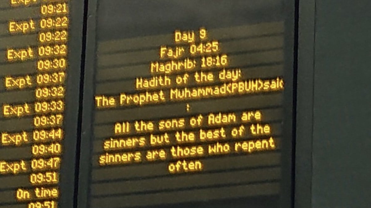 Londra tren istasyonunda Ramazan mesajı: Hz. Muhammed'in hadisini yansıttılar