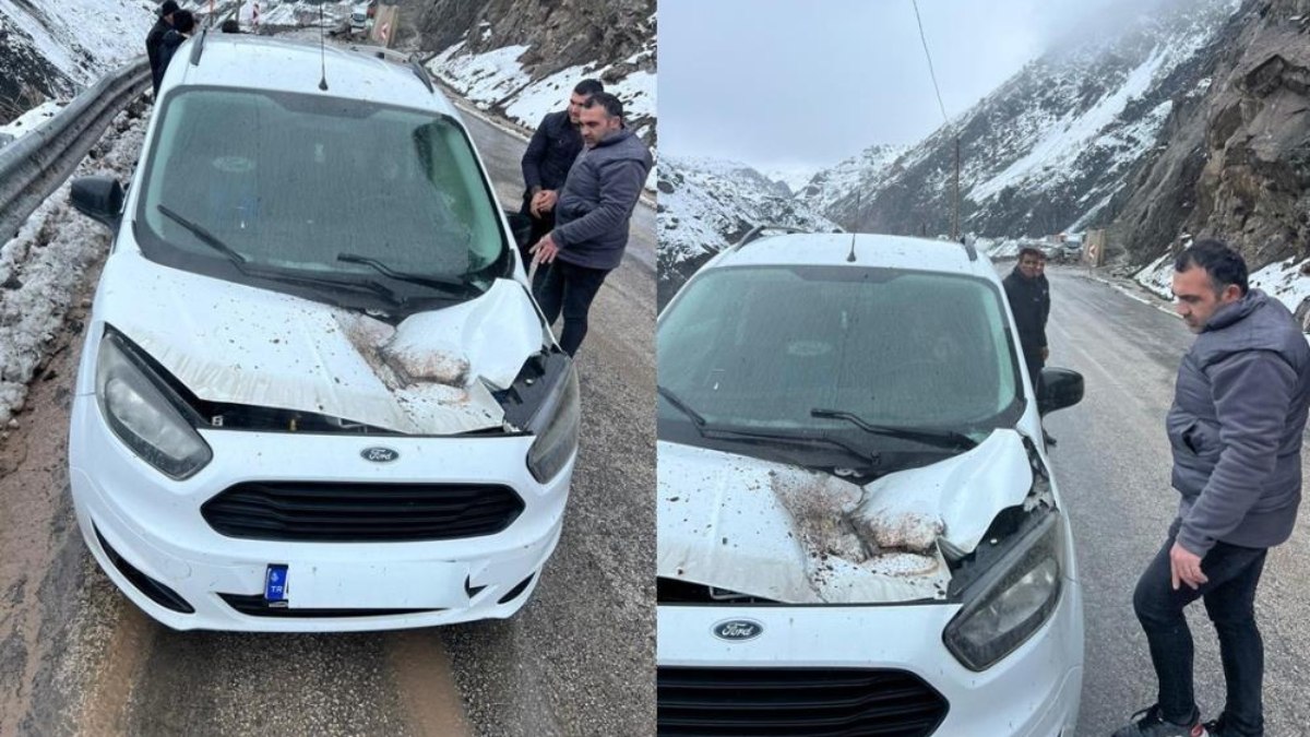 Hakkari'de seyir halindeki otomobilin üzerine kaya düştü