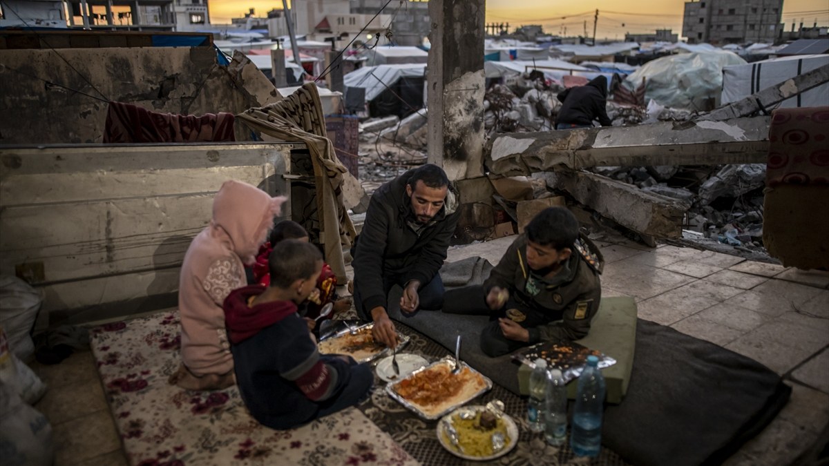 Filistinli al-Durra Ailesi'nin enkaza dönen evlerinde iftarı