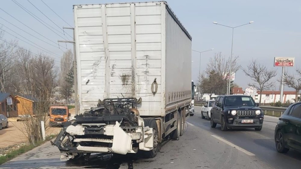 Eskişehir'deki kazada sürücü, kabini kopan tırdan yaralı kurtuldu