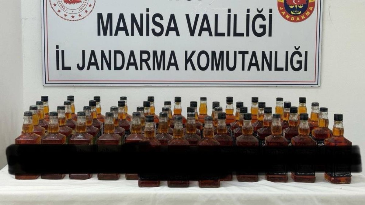 Manisa'da araç içerisinde 50 litre kaçak viski bulundu
