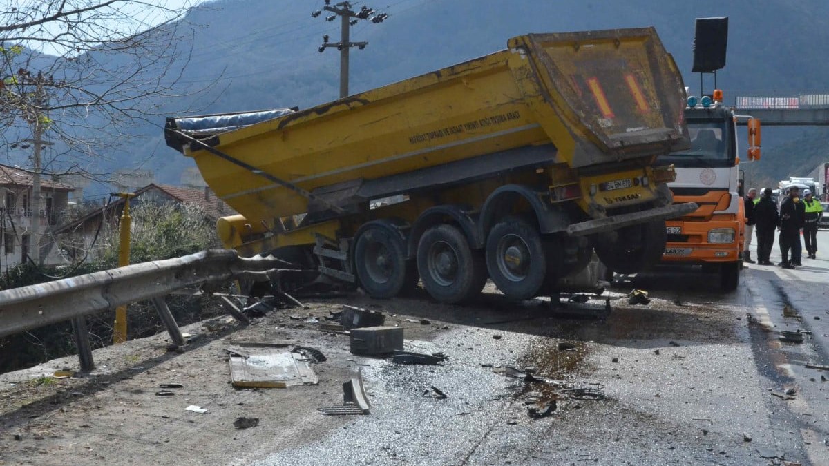 Sakarya'da şarampole devrilen kamyonun sürücüsü ağır yaralandı