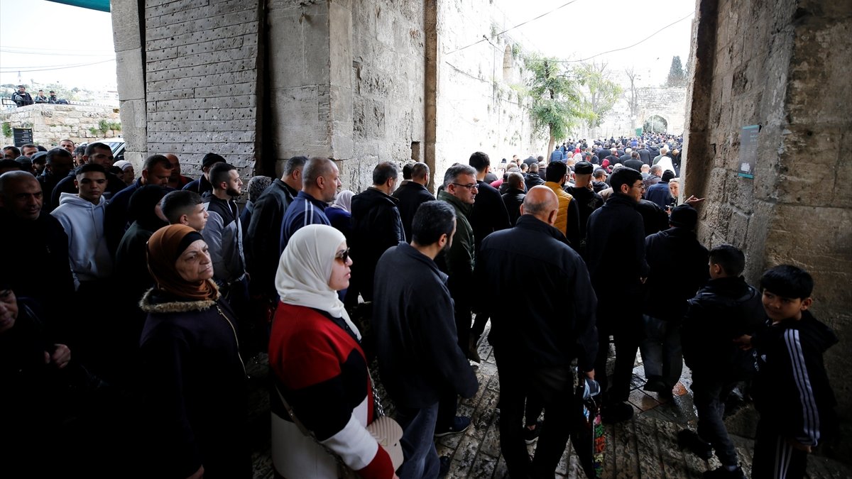 İsrail engeline rağmen 120 bin Filistinli cuma namazını Mescid-i Aksa'da kıldı