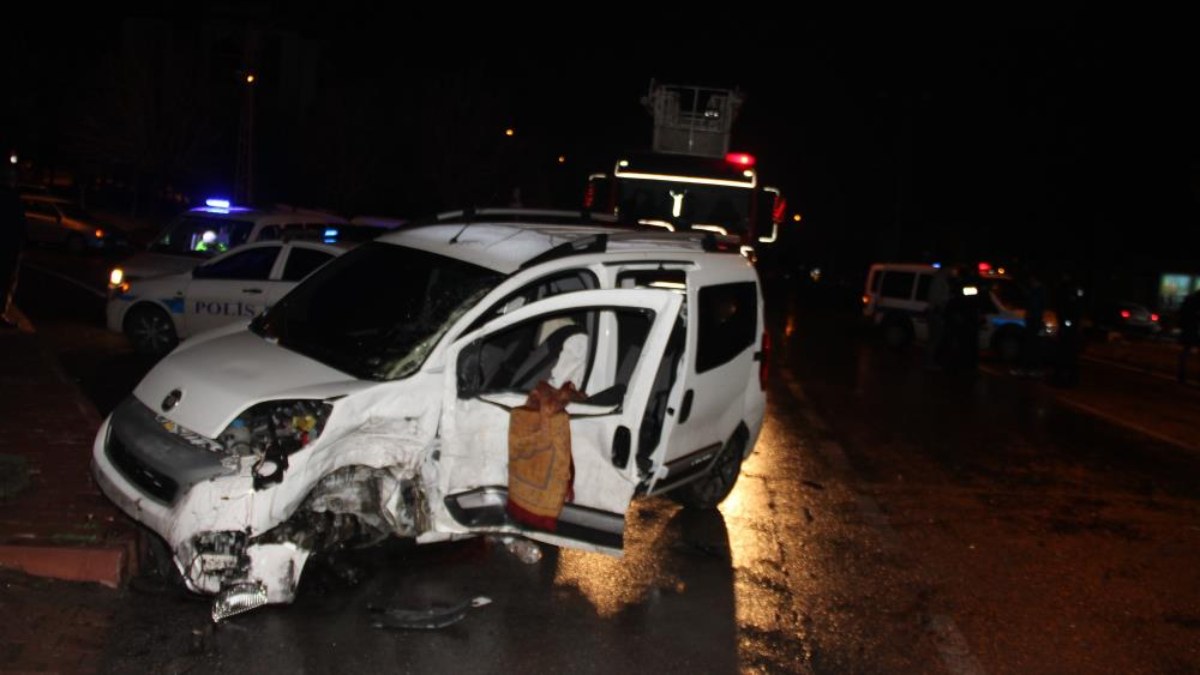 Kayseri'de kamyonet ile hafif ticari aracın çarpıştığı kazada 5 kişi yaralandı