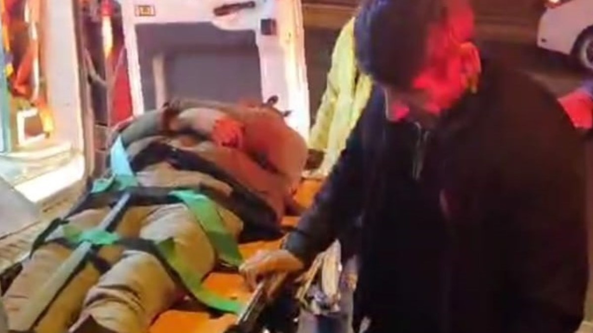 Malatya'da çıktığı ağır hasarlı binadan düşen şahıs yaralandı