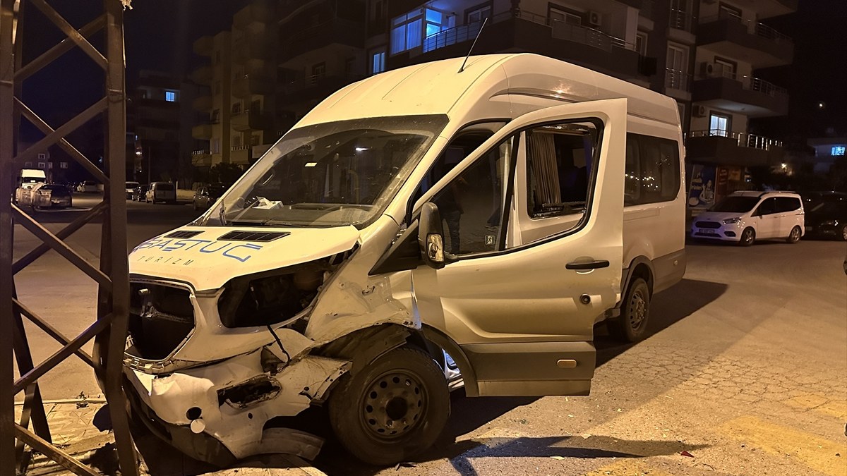 Hatay'da otomobille minibüs çarpıştı: 4 kişi yaralandı
