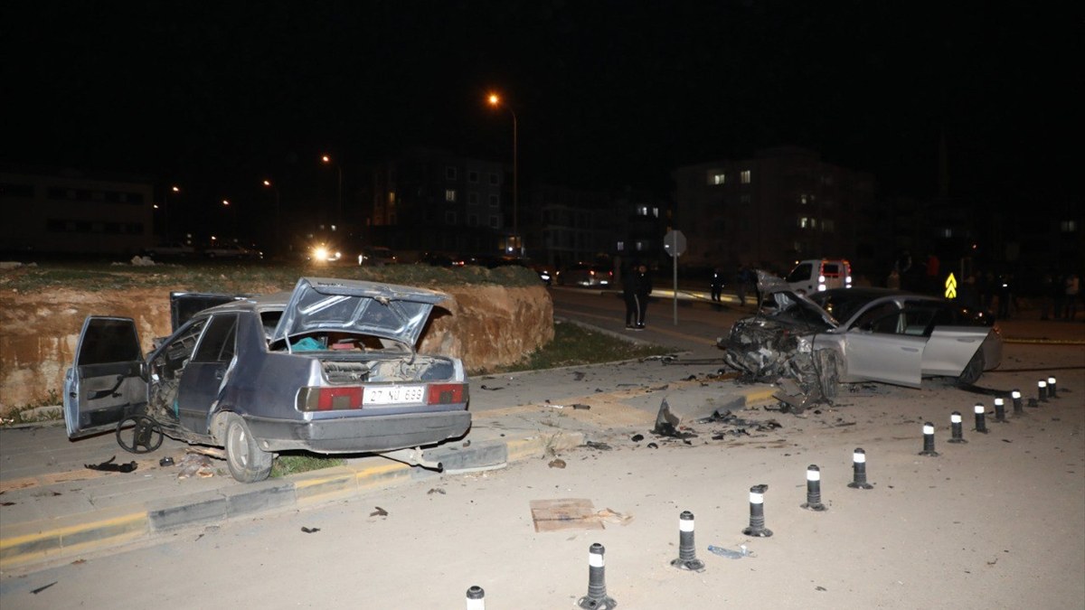 Gaziantep'te otomobillerin çarpıştığı kazada 2'si çocuk 7 kişi yaralandı