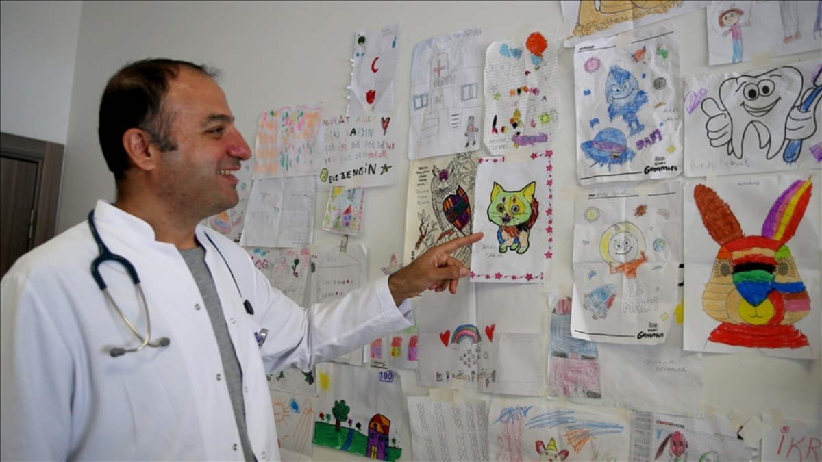Doktor Minici, tedavi ettiği çocukların çizdiği resimleriyle duvarını süslüyor