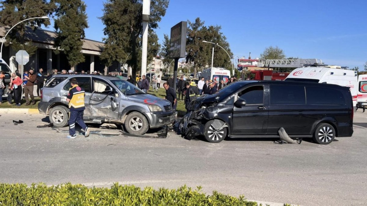 Antalya'da minibüsle cip çarpıştı: 12 yaralı