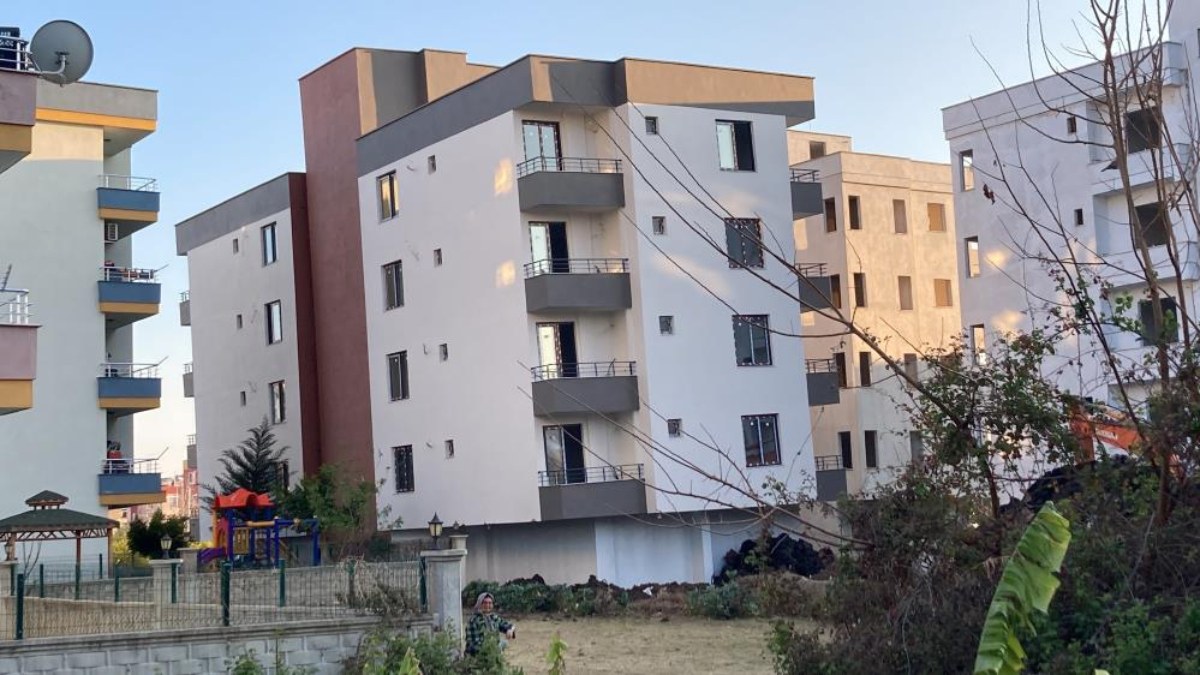 Mersin'de 4 katlı yeni bina yan yattı