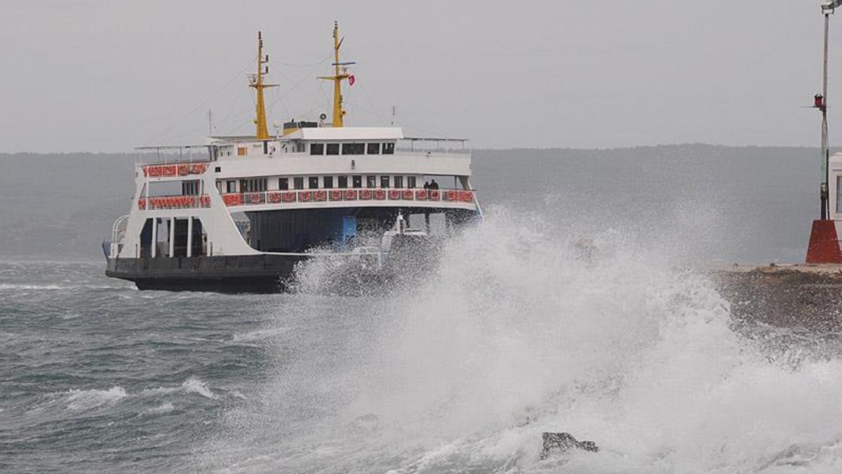 İstanbul'da fırtına etkisi: Seferler iptal edildi