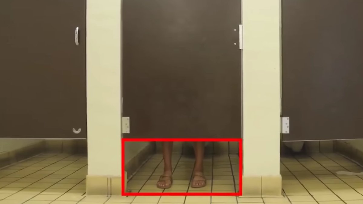 Umumi tuvaletlerde kapılardaki bu boşluk bakın neden yapılıyormuş...
