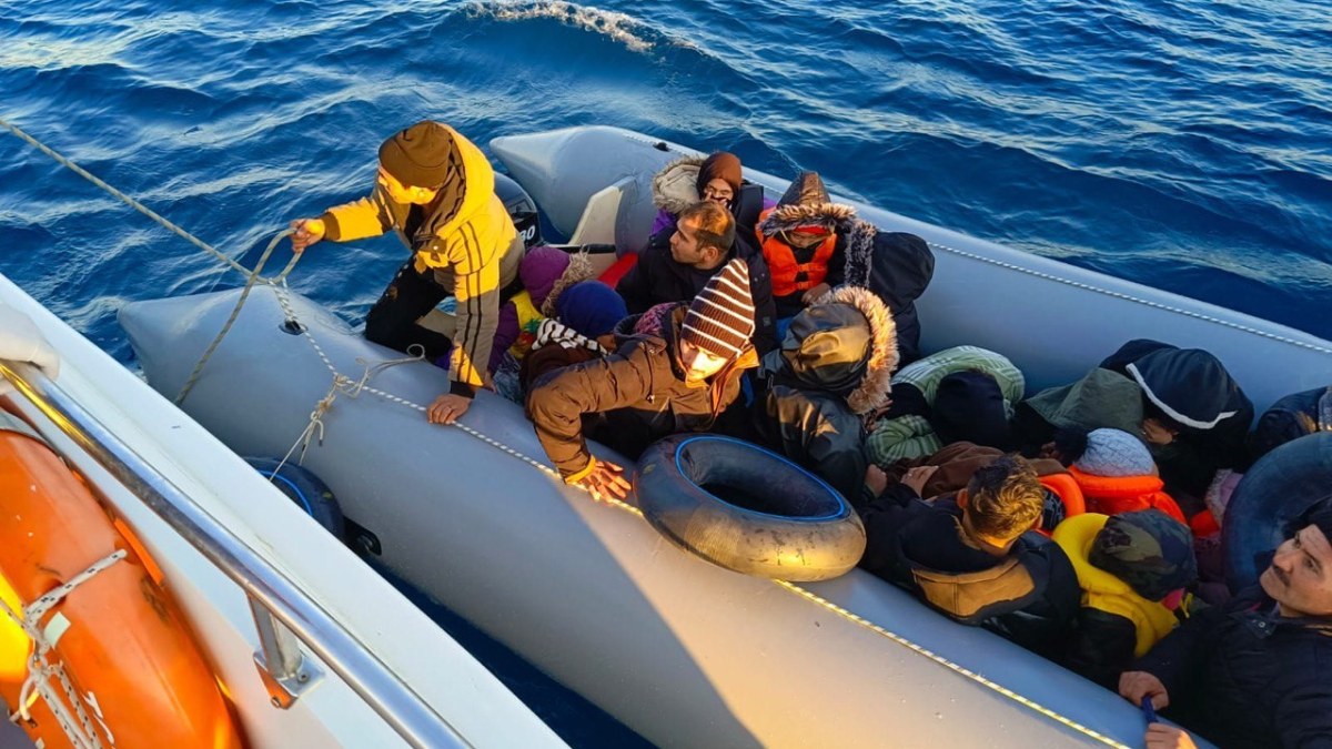 İzmir'de göçmenler ölümden döndü: 27 kişi kurtarıldı