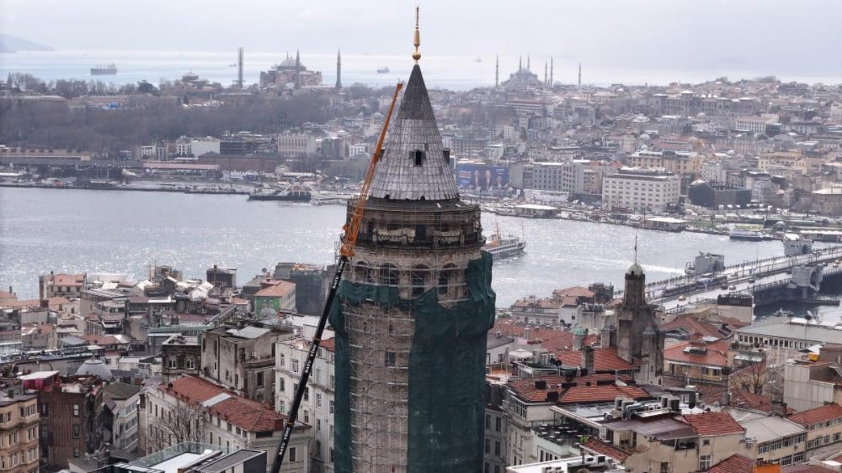 İstanbul'un simgesi Galata Kulesi inşaat filesiyle sarıldı