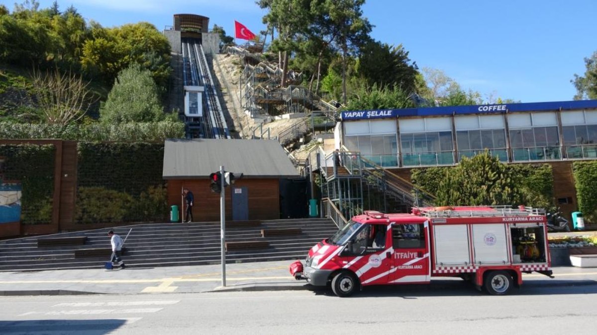 Antalya'da asansörde mahsur kalan anne ile oğlunu itfaiye kurtardı