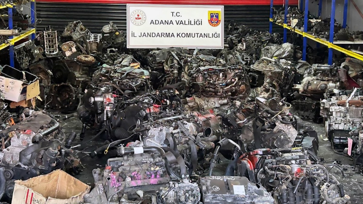 Adana'da ülkeye kaçak yollardan sokulan 96 araç motoru bulundu